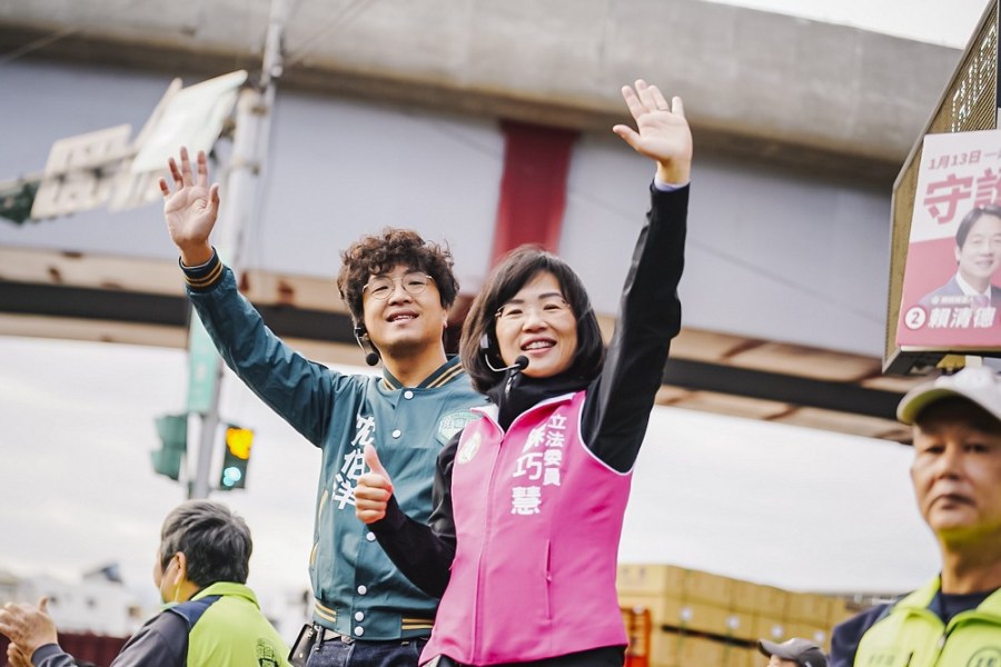選前倒數5天強攻陸戰! 蘇巧慧、沈伯洋站路口聯合催選票 184 選前倒數5天強攻陸戰! 蘇巧慧、沈伯洋站路口聯合催選票 183