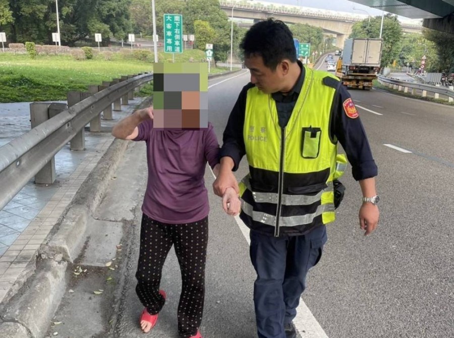 9旬老婦迷路步行上國道 暖警護送派出所通知家屬 230 cnews204240108a06