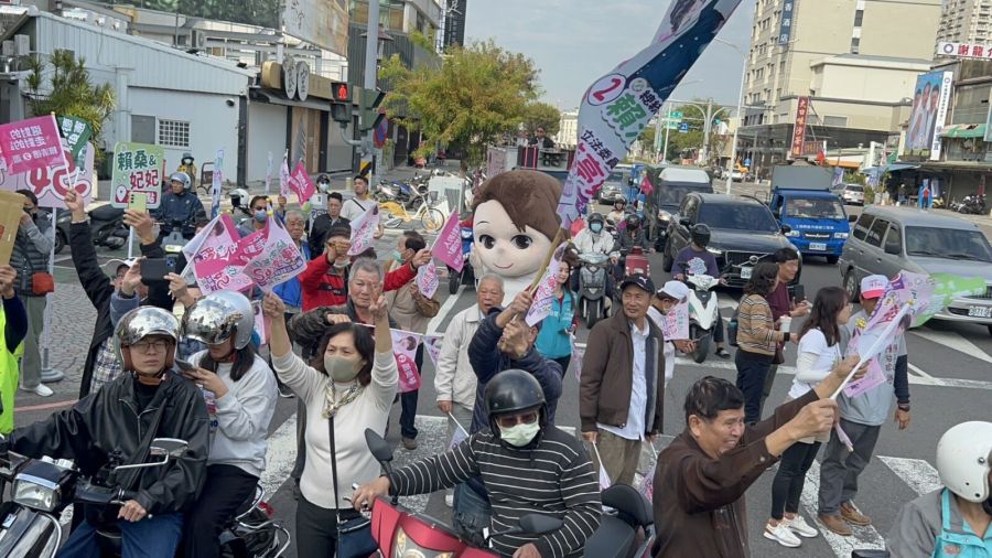 黃金週/醫師、護士穿白袍挺賴清德 南部車掃「微冷」路口見柯粉禮貌微笑 230 黃金週/醫師、護士穿白袍挺賴清德 南部車掃「微冷」路口見柯粉禮貌微笑 229