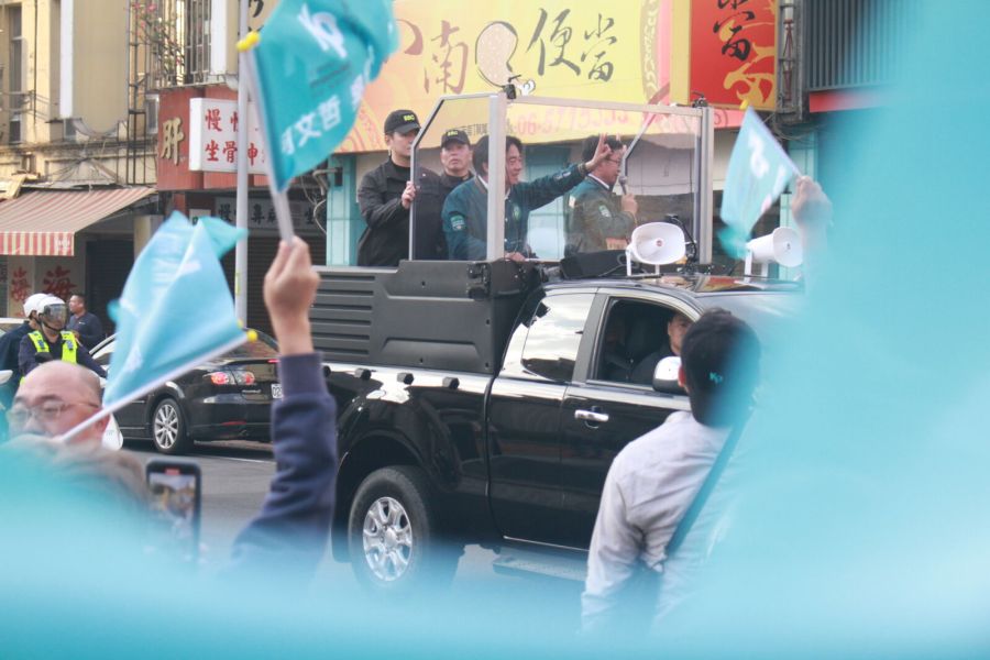 綠白同日台南車掃 柯粉群巧遇賴清德喊嗆爆他 賴未正眼相看 225