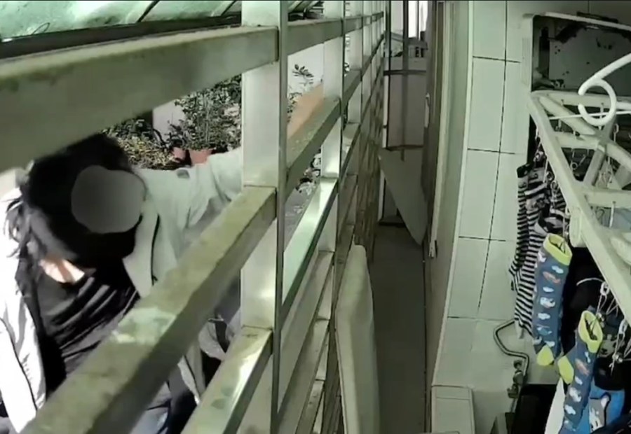 貼身衣物不見監視器揪賊 清晨口罩遮臉巷弄內挑目標 214 cnews204240108a08