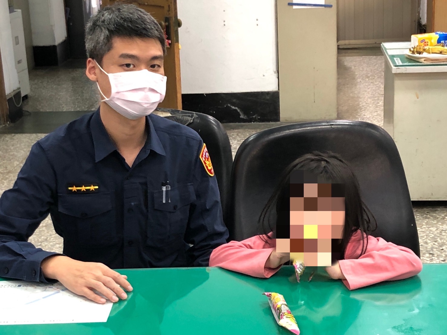 西區派出所警員張惜默見女童喊肚子餓，立即準備餅乾供女童果腹，一遍安撫女童的不安情緒。（圖/記者澄石翻攝）