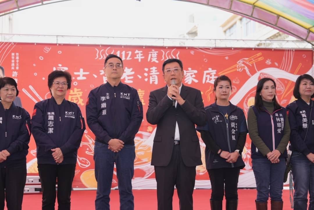 新竹市議長也是竹蓮寺主委的許修睿(中)代表致詞感謝大家的參與,李縉穎主委(左三)也帶領國民黨議員一起支持。(圖/記者林照東翻攝)