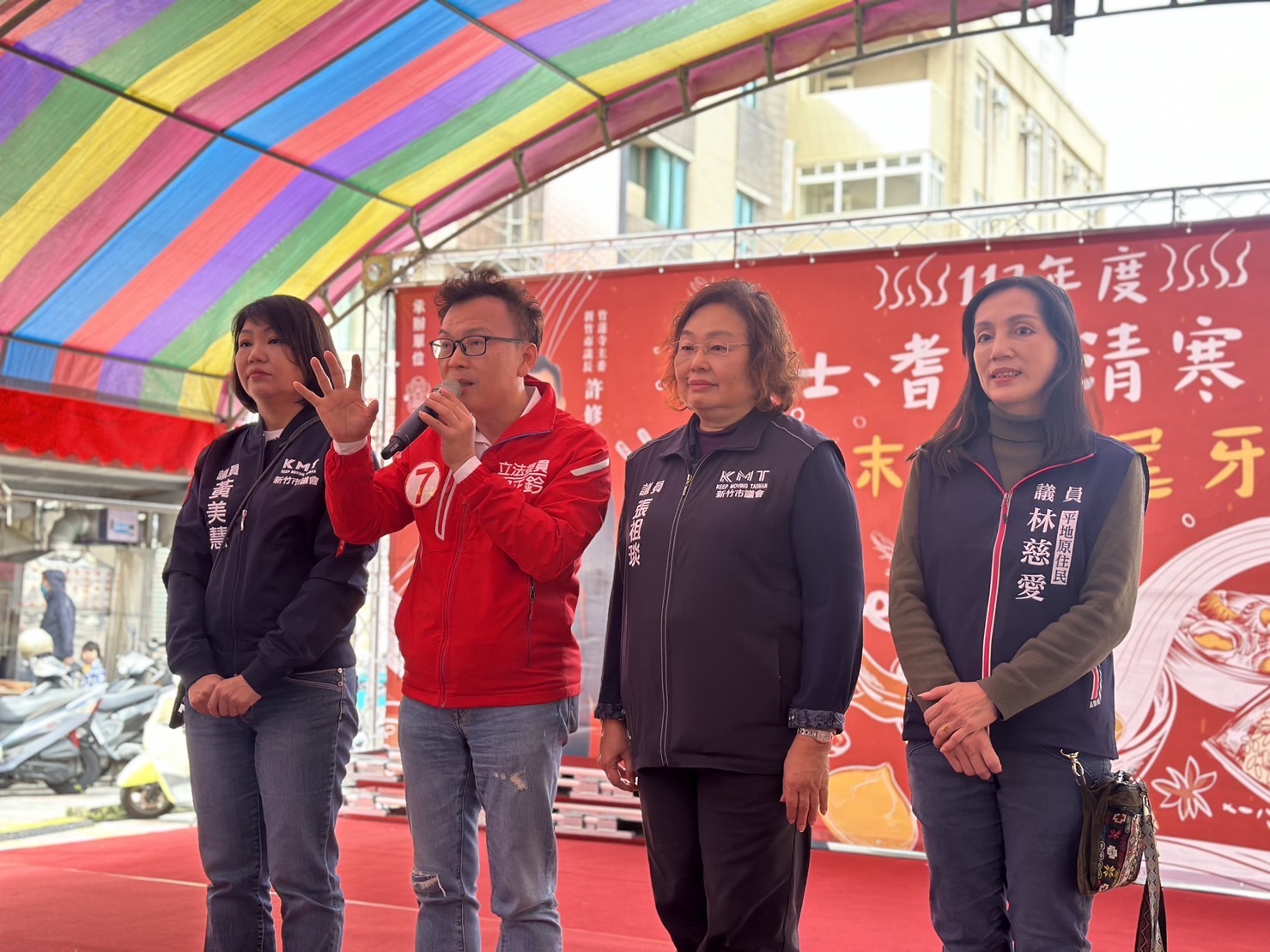 立法委員鄭正鈐(左二)長期關懷弱勢團體給予必要的支持及協助。(圖/記者林照東翻攝)