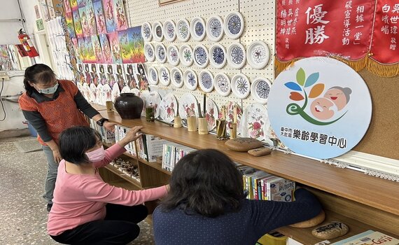 中市教育局啟動樂齡書香宅急便 高齡長者享受優雅書香趣
