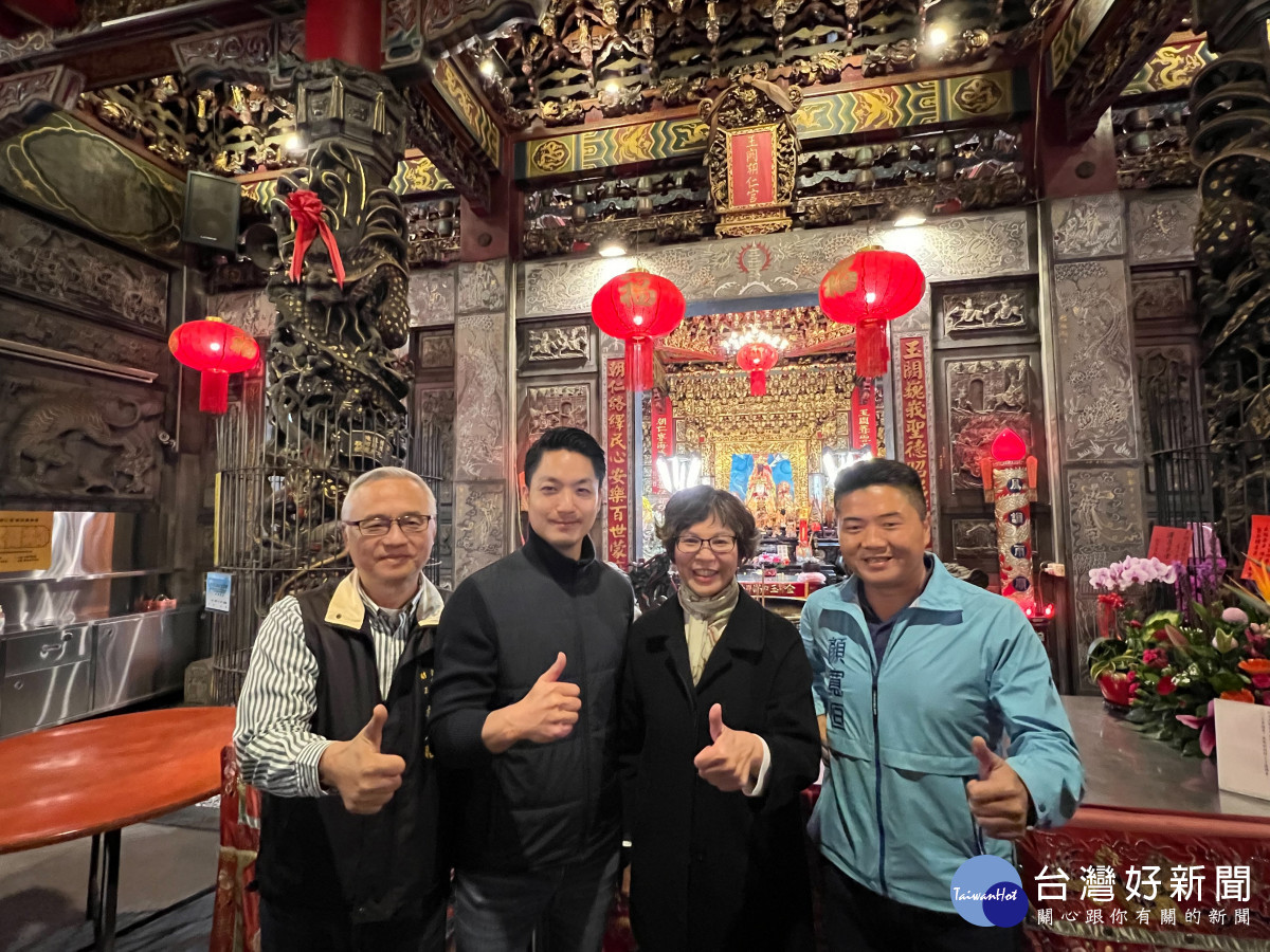 台北市長蔣萬安南下輔選顏寬恒,民眾黨立委候選人蔡壁如同框合影。
