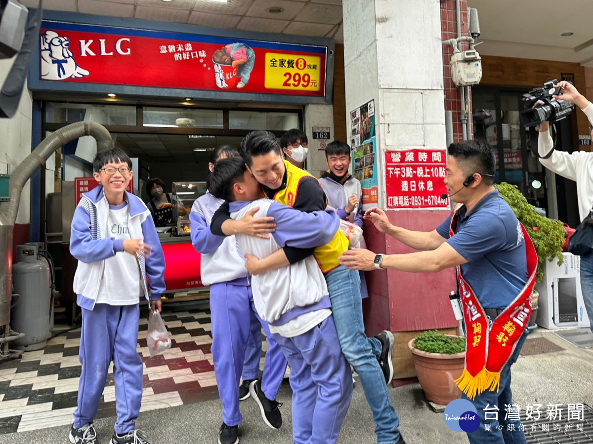 蔣萬安高人氣,許多民眾搶拍合照。