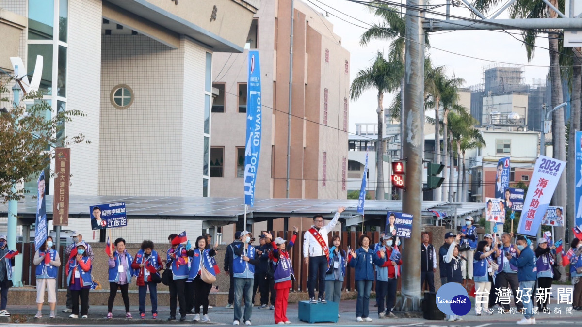 國民黨海外助選團陪同立委候選人江啟臣站路口拜票。