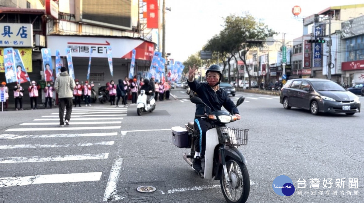 熱情支持者比出OK手勢,表達堅定支持3號楊瓊瓔。