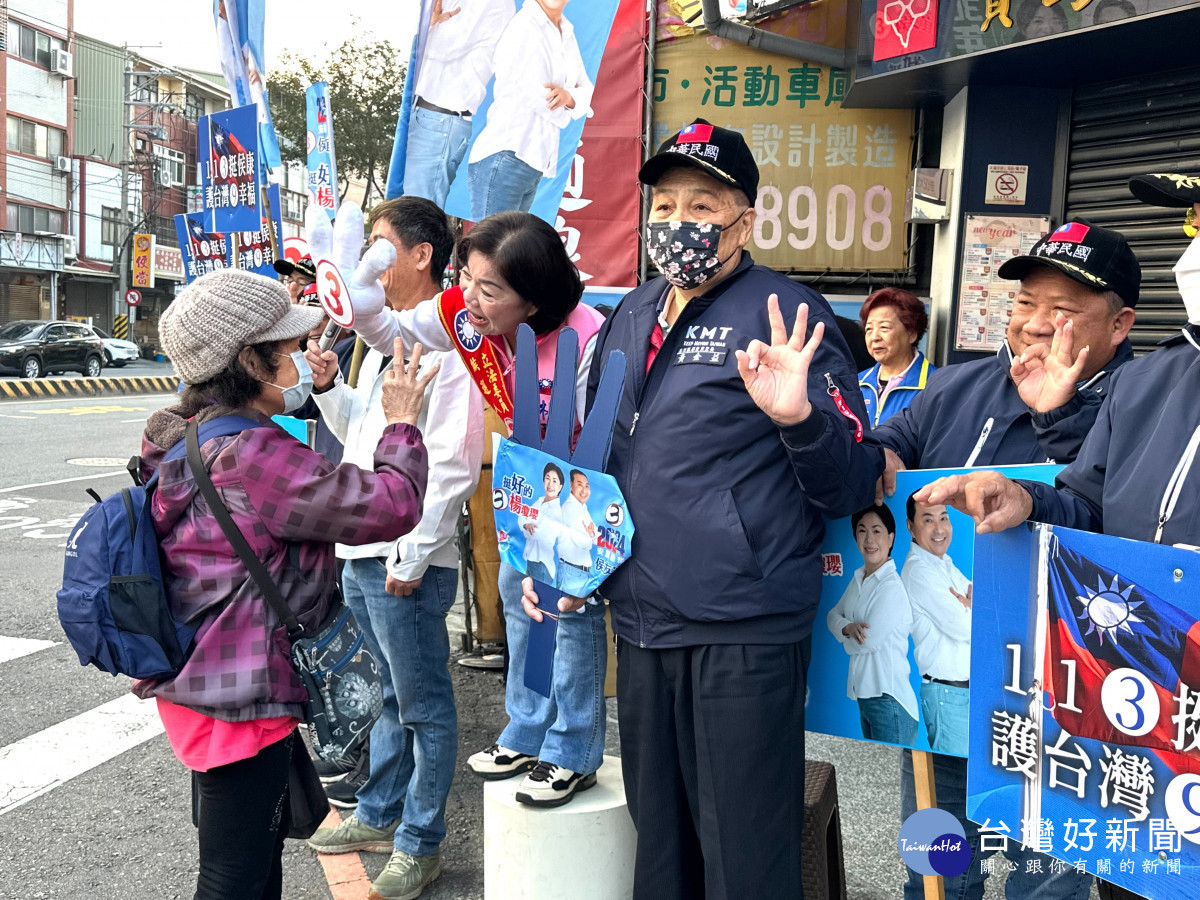 熱情支持者比出OK手勢,表達堅定支持3號楊瓊瓔。