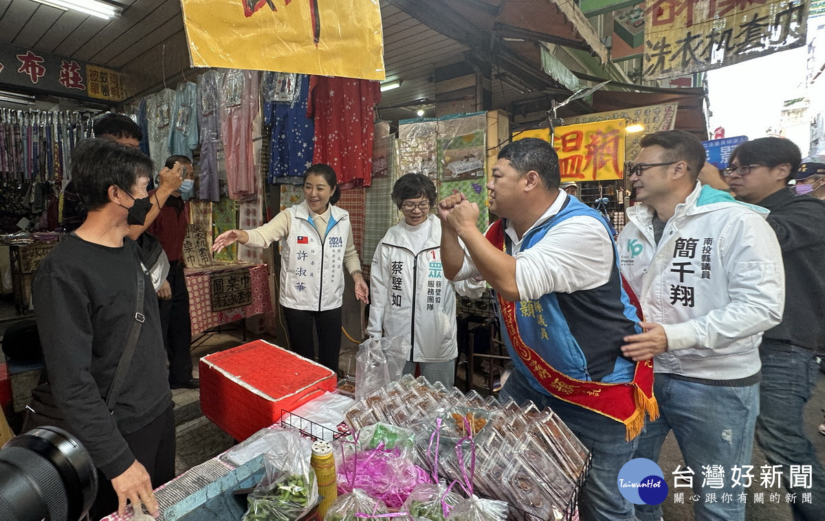 立委候選人游顥蔡壁如向攤商拜託支持。(記者扶小萍攝)