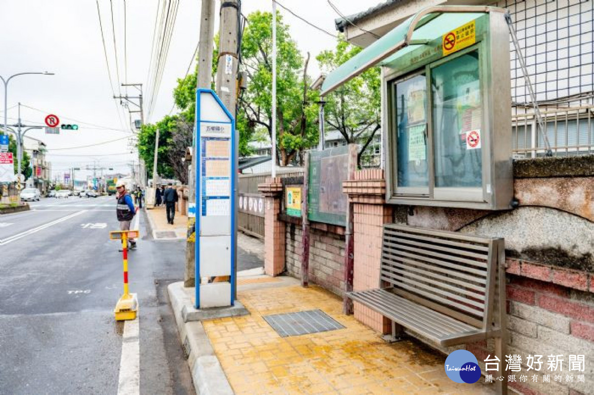 本次工程增設100公尺實體人行道及無障礙斜坡道、遷移公車站牌、建置路口雙色溫路燈等。<br /><br />