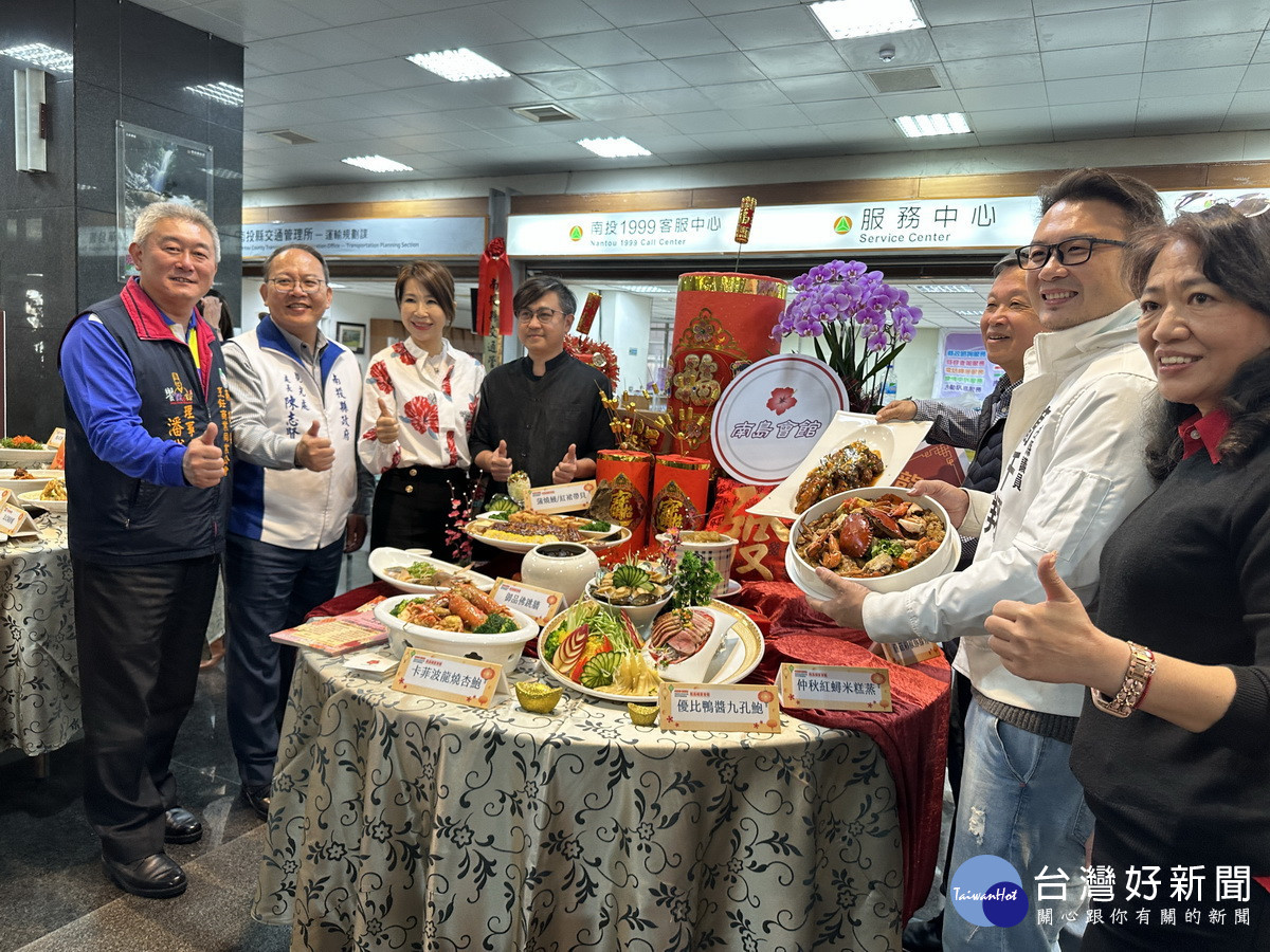 各家業者都推出在地食材料理。(記者扶小萍攝)