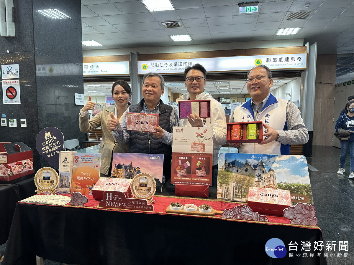 伴手禮有妮娜巧克力與貞藏好茶禮盒。(記者扶小萍攝)