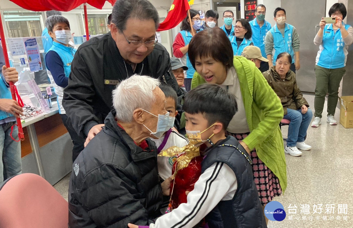 清大附小幼兒園孩子致贈103歲榮民祁伯伯新春禮物,並開心給祁伯伯大大擁抱。