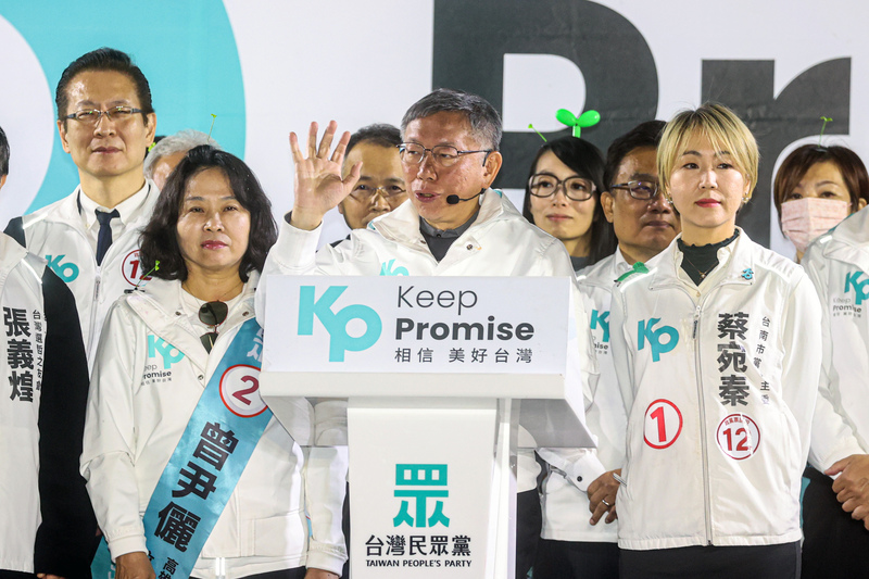 柯文哲(中)8日晚間在台南市北區延平鳳山宮開講,闡述從政願景與理念。中央社