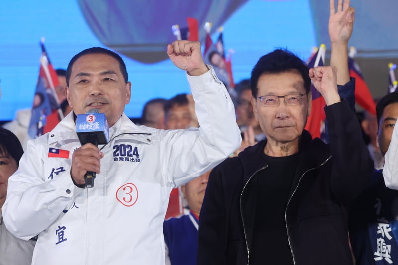 國民黨正副總統候選人侯友宜(左)、趙少康(右)8日出席台中造勢晚會,高喊「凍蒜」口號,全力催票。中央社