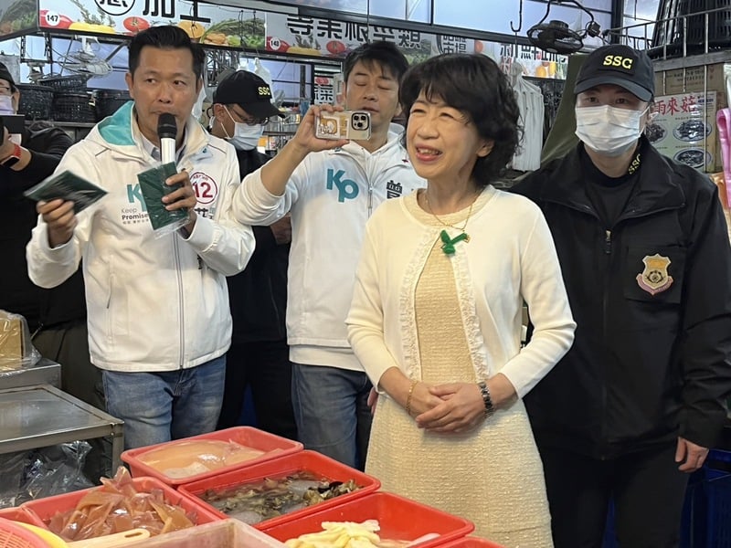 陳佩琪(右2)9日至高雄左營區哈囉市場拜票,懇請民眾支持柯文哲。中央社
