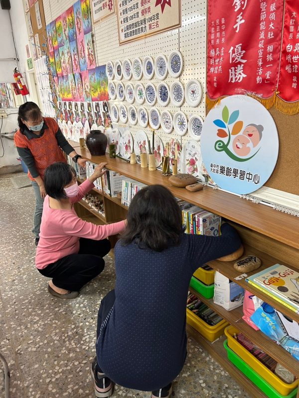 爺爺奶奶享受書香趣! 中市教育局啟動樂齡書香宅急便