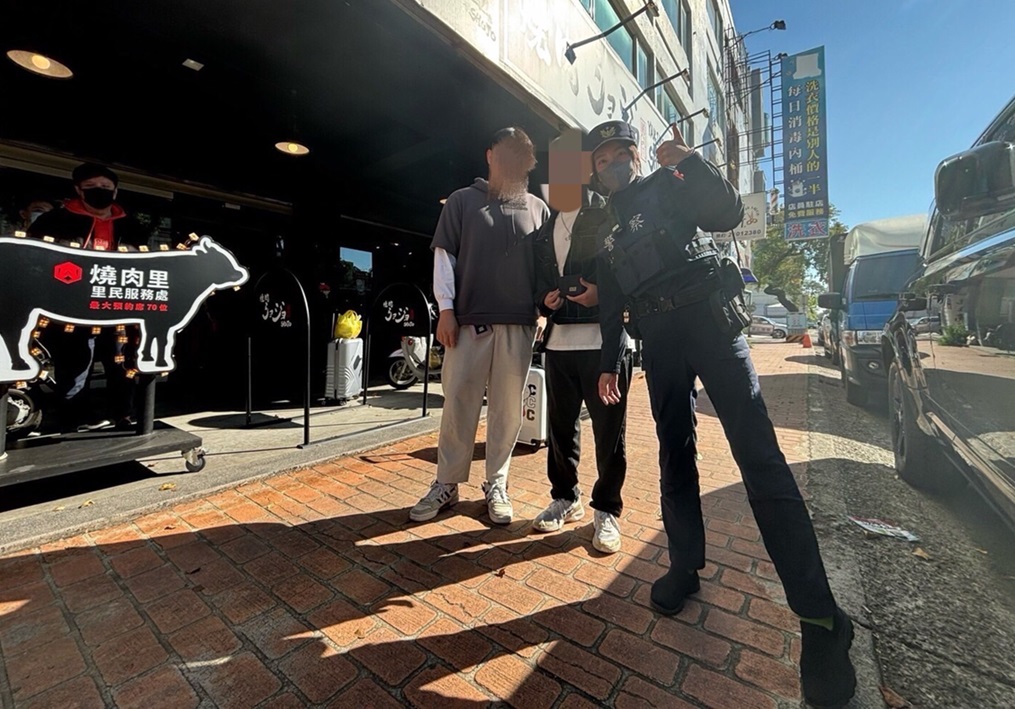 ▲圖說：高中生找回遺失錢包後，高興地與警員合影留念 （圖／台中市政府提供）
