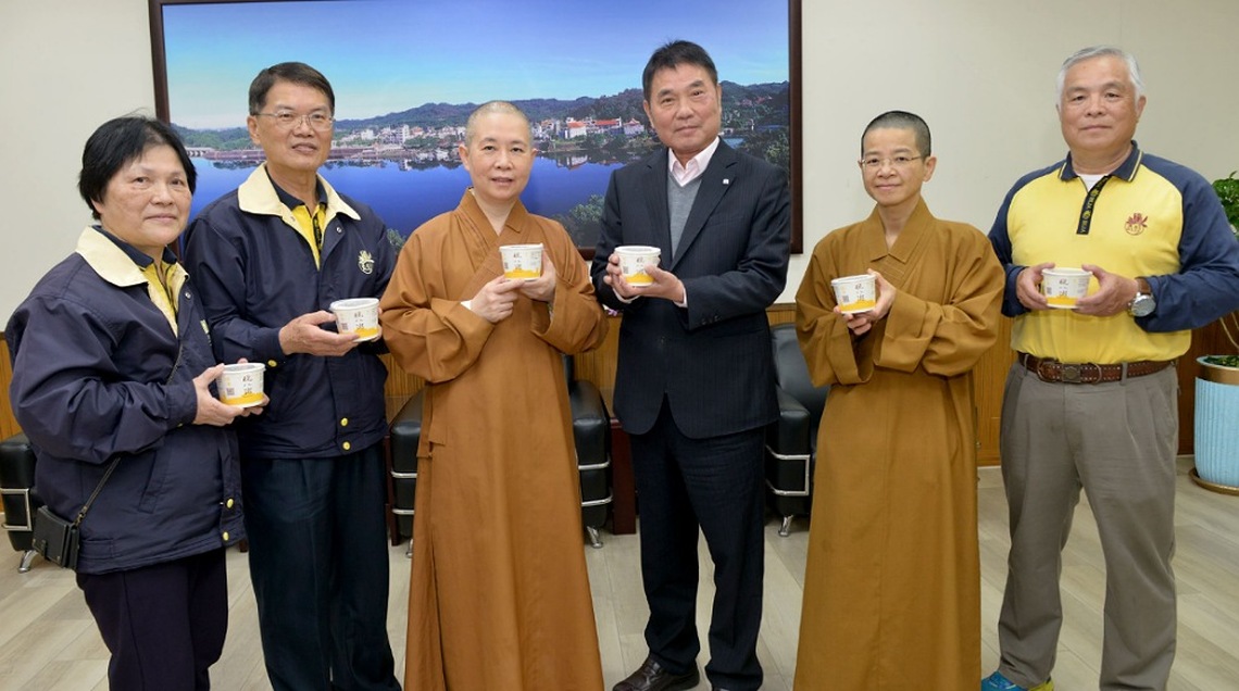 佛光山大明寺致贈臘八粥 與苗縣府員工共霑法喜