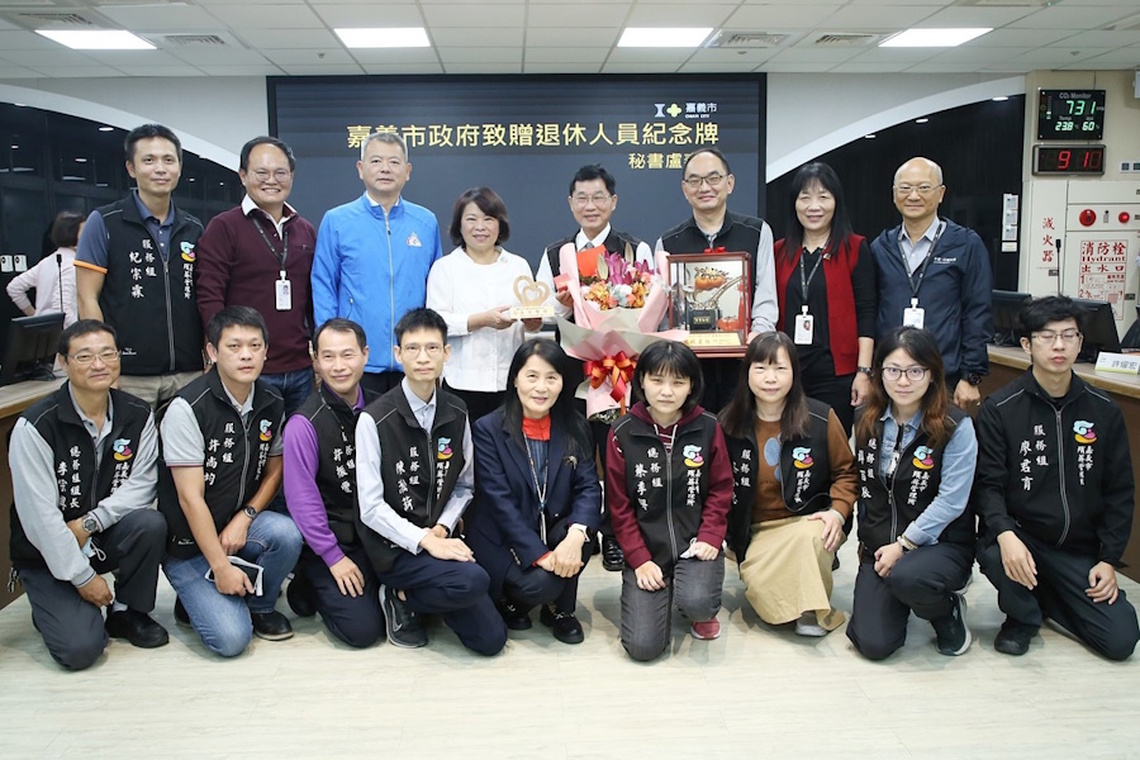 嘉義市長黃敏惠致贈紀念牌 勉退休主管活出亮麗第三人生