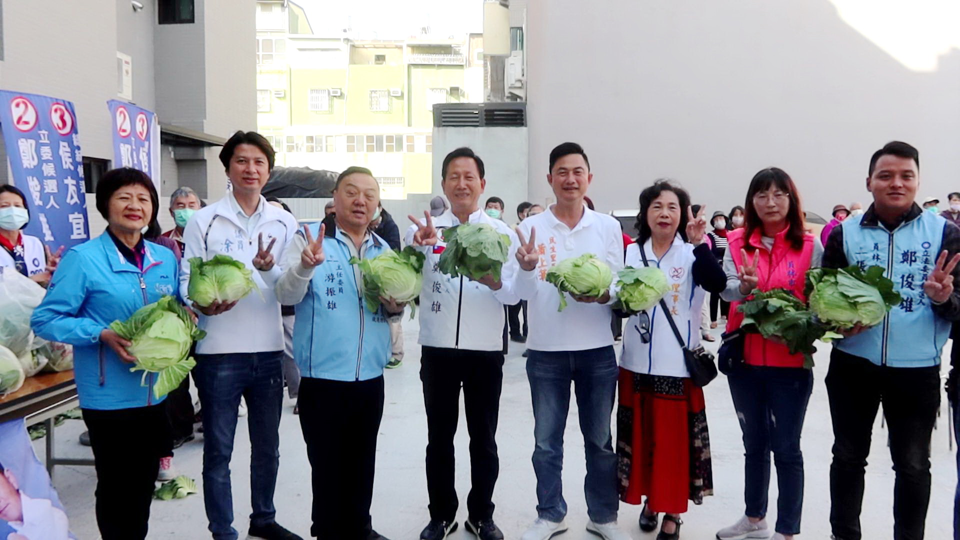 ▲彰化第四選區立委候選人鄭俊雄在競選總部發起「送菜迎侯康‧民生有靠山」活動,吸引許多民眾拿著發票排隊換高麗菜。(記者張溎壕攝)