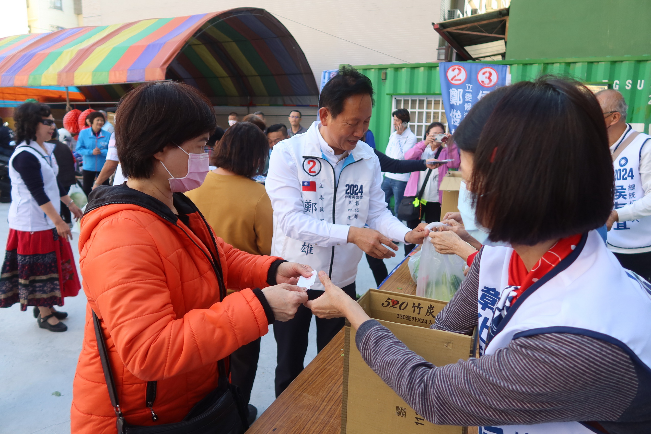 ▲彰化第四選區立委候選人鄭俊雄在競選總部發起「送菜迎侯康‧民生有靠山」活動，吸引許多民眾拿著發票排隊換高麗菜。（記者張溎壕攝）