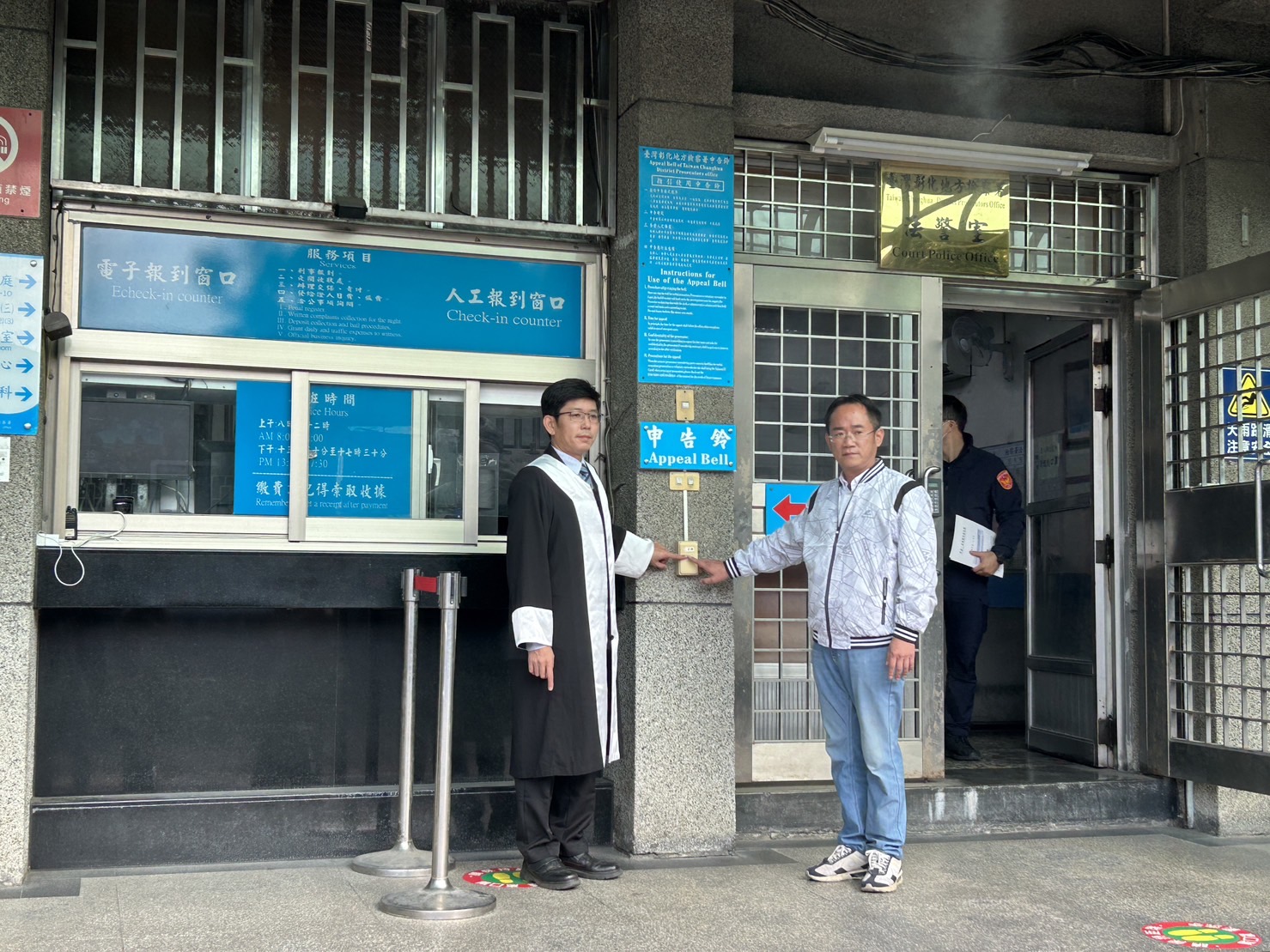 ▲彰化縣第一選區國民黨立委候選人阮厚爵嗆警影片持續發酵，阮厚爵8日由律師陪同到彰化地檢署按鈴申告。（記者張溎壕攝）