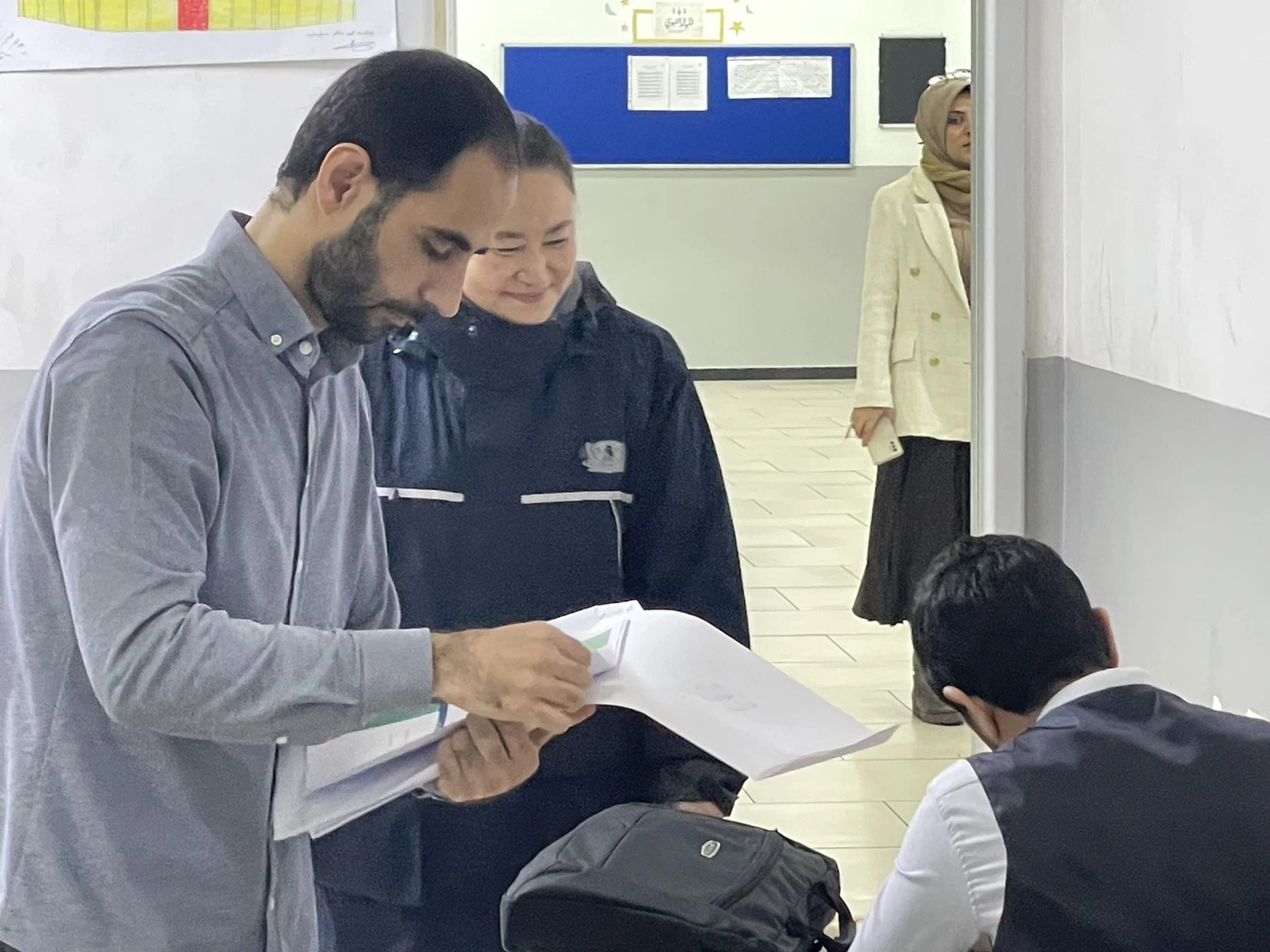 慈濟志工周如意(中)表示,學校計劃引入華語文課程,培育更多優秀人才,實現與世界接軌的目標。