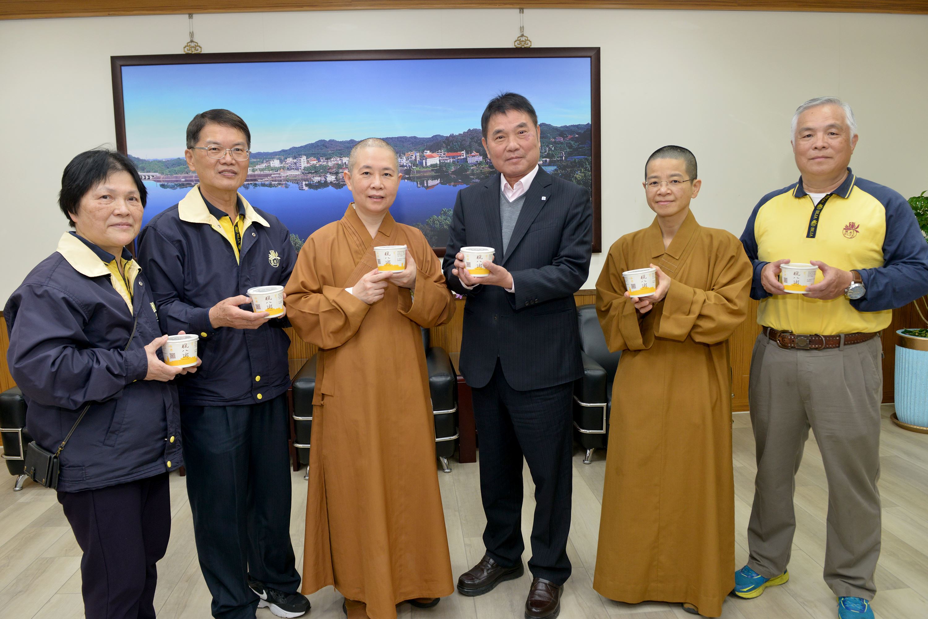 苗栗佛光山大明寺致贈縣府員工臘八粥 分享法喜