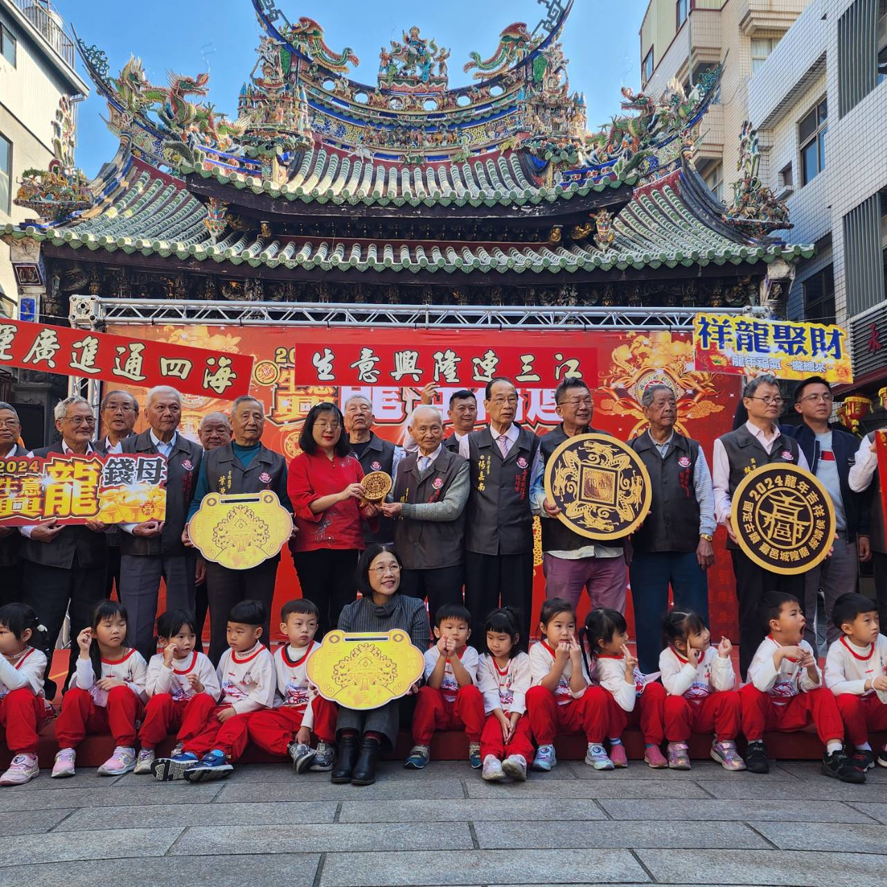 嘉義城隍廟迎金龍年　推出祥龍招財錢母吊飾與信眾結緣