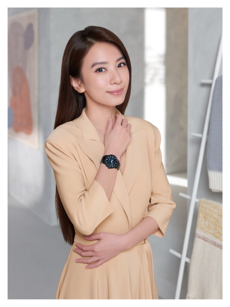 CITIZEN女錶代言人田馥甄,以自信優雅兼具的造型詮釋光動能「天川銀河」限定錶。