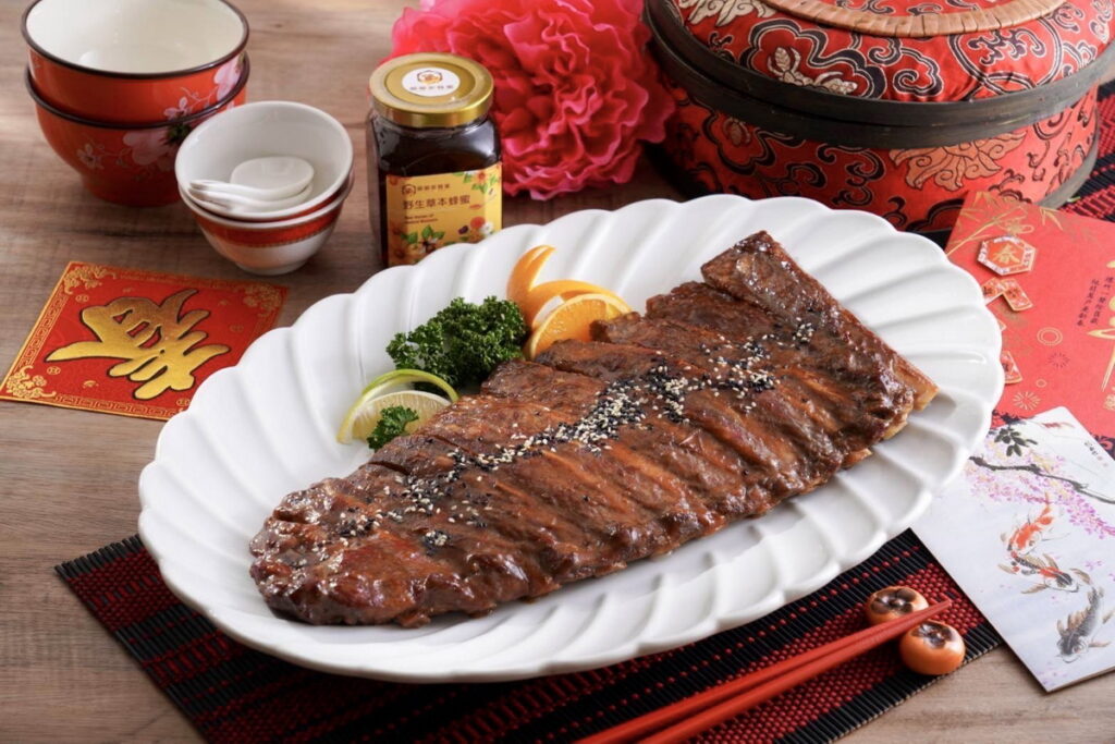 【黃景龍x嘟嘟家】秘製蜂蜜豬肋排,低溫慢烤5小時,保持肉的鮮嫩多汁。