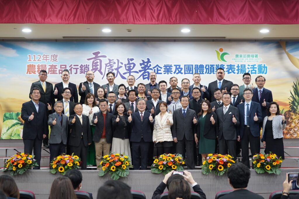胡署長與37家績優企業及團體受獎代表合影