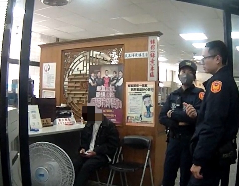 ▲圖說:田姓高中生錢包疑似掉落計程車上,警員馮婕妮熱心調閱監視影像 (圖/台中市政府提供)