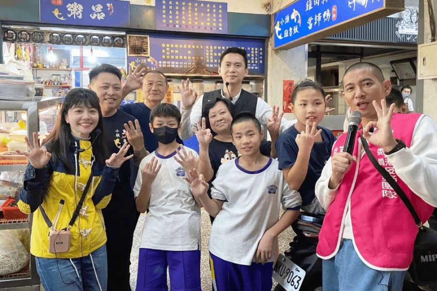 綠營分裂高嘉瑜陷連任困境 鄭朝方黃益中陪夜市掃街催票 225 照片來源:高嘉瑜