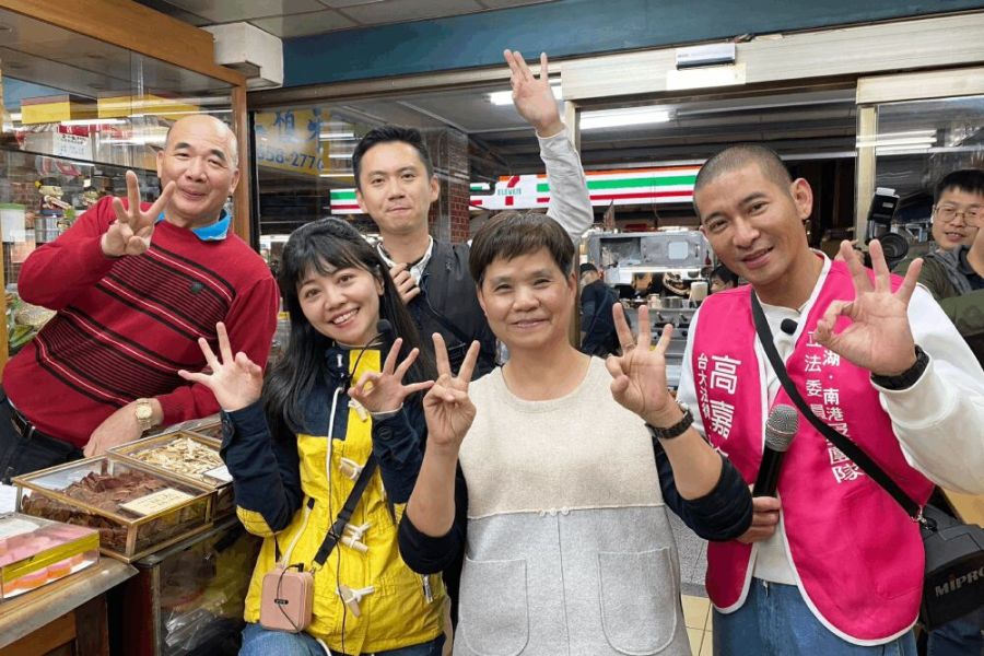 綠營分裂高嘉瑜陷連任困境 鄭朝方黃益中陪夜市掃街催票 226 照片來源:高嘉瑜