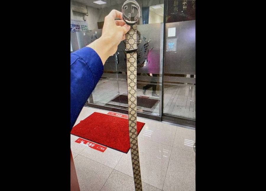 三人分工聲東擊西偷精品 店員機警攔人報警一人逃 204 cnews204240109a12