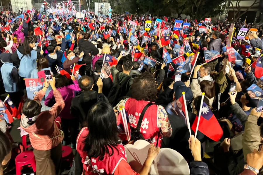 黃金週/侯友宜返故鄉大造勢 邀柯文哲共治組聯合政府 222 侯友宜9日在嘉義市舉行大型造勢晚會,主辦單位宣布湧入3萬人。