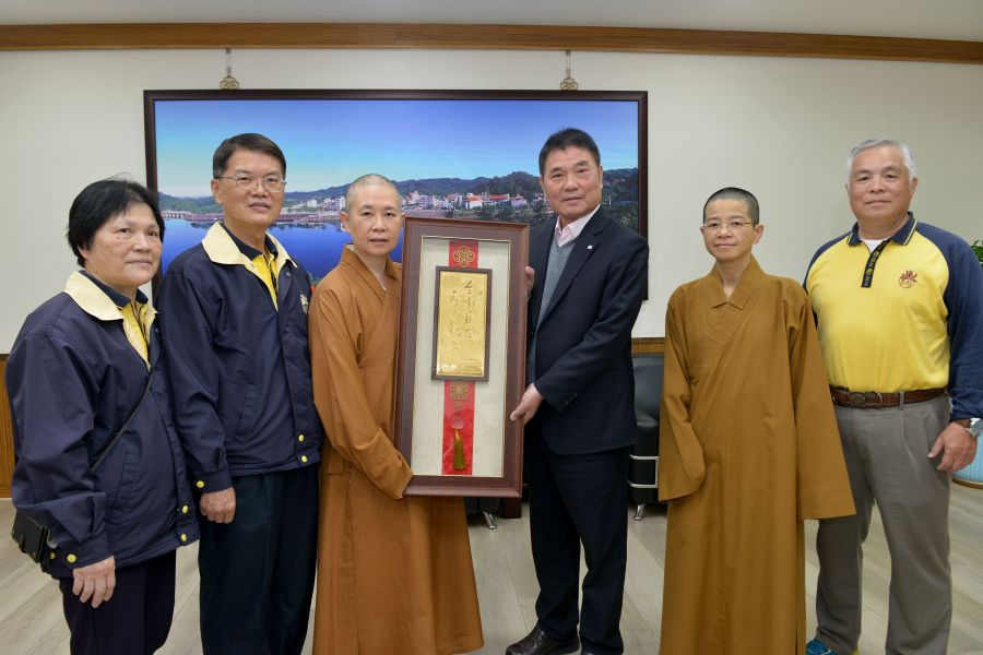 佛光山大明寺致贈 苗縣府員工臘八粥共霑法喜