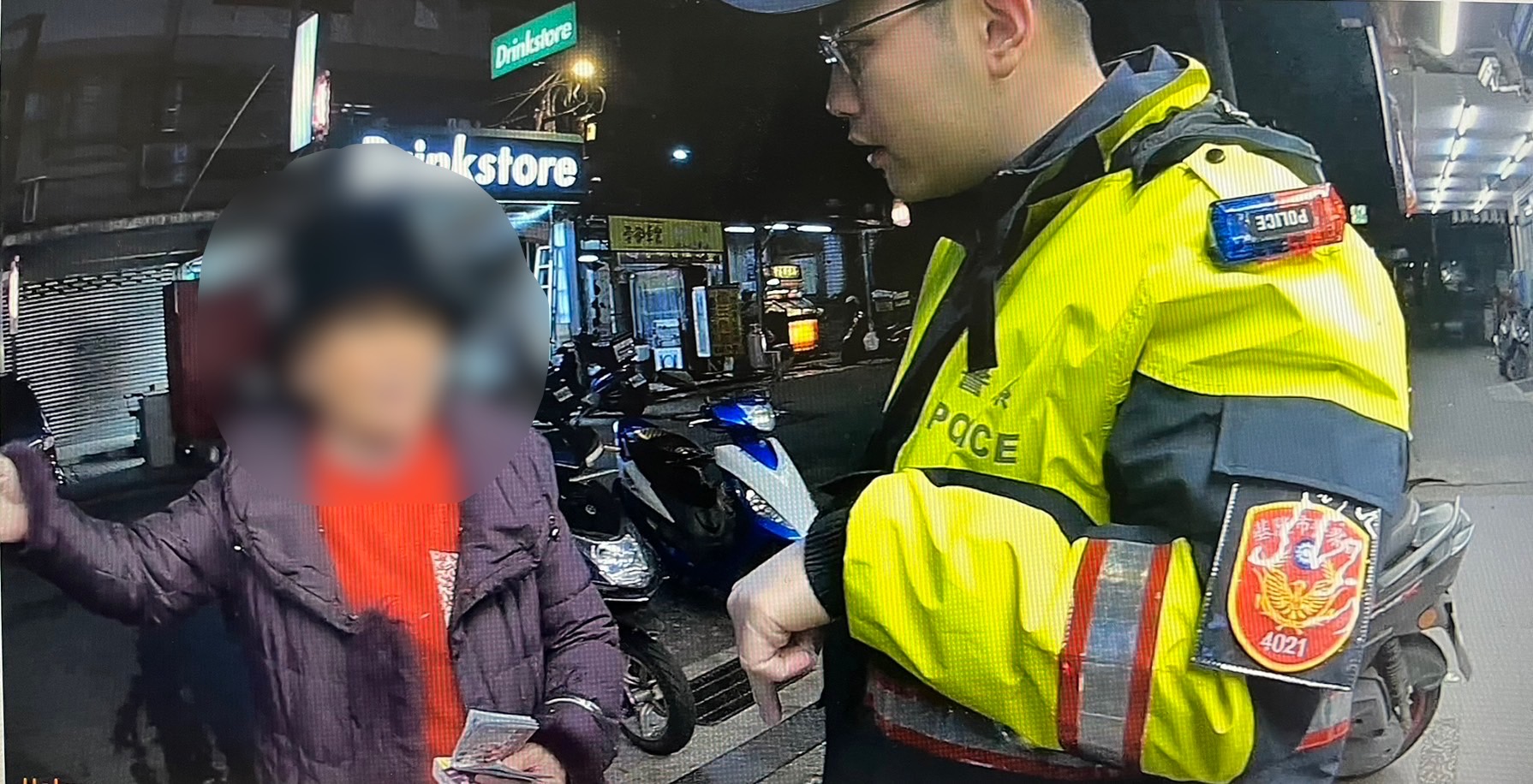 警方護送迷失老嫗平安返家。（記者薛秀蓮翻攝)