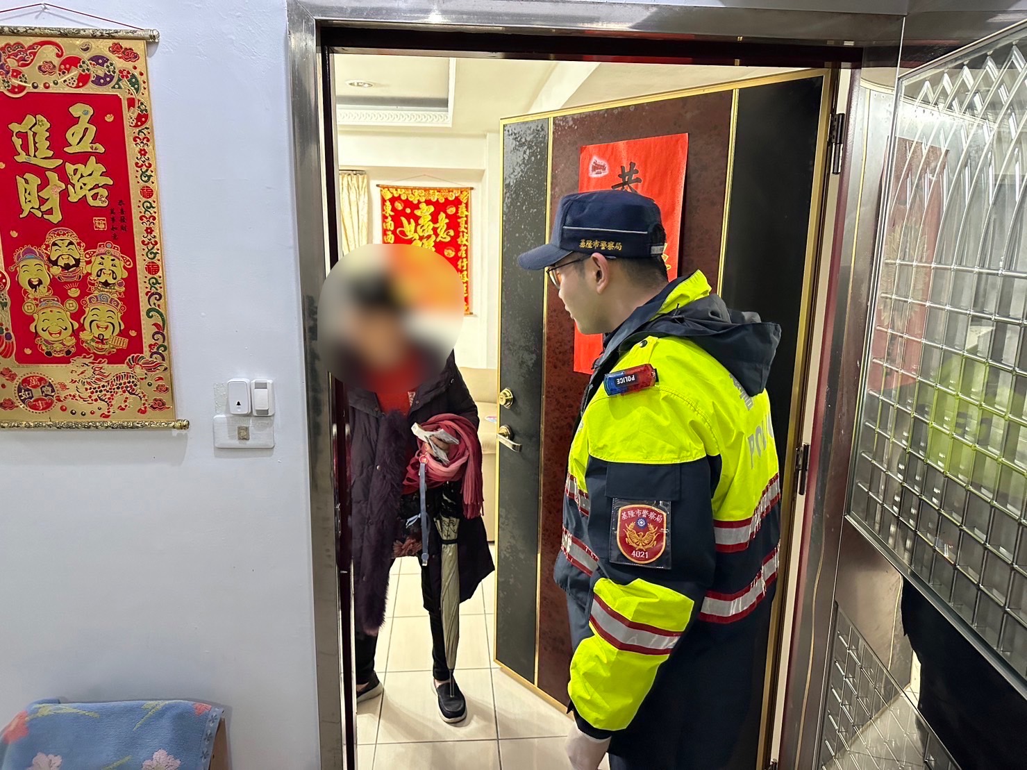 警方護送迷失老嫗平安返家。（記者薛秀蓮翻攝)