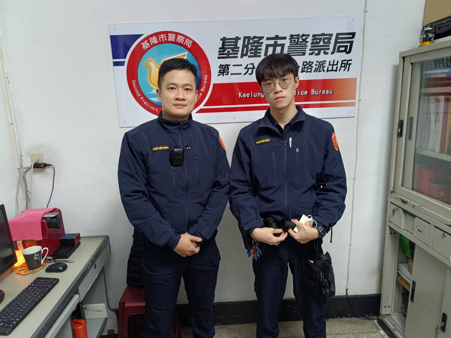 基隆市警察局第二分局和一路派出所警員鄭旭翔(左)、呂佳駿(右)。(記者薛秀蓮翻攝)