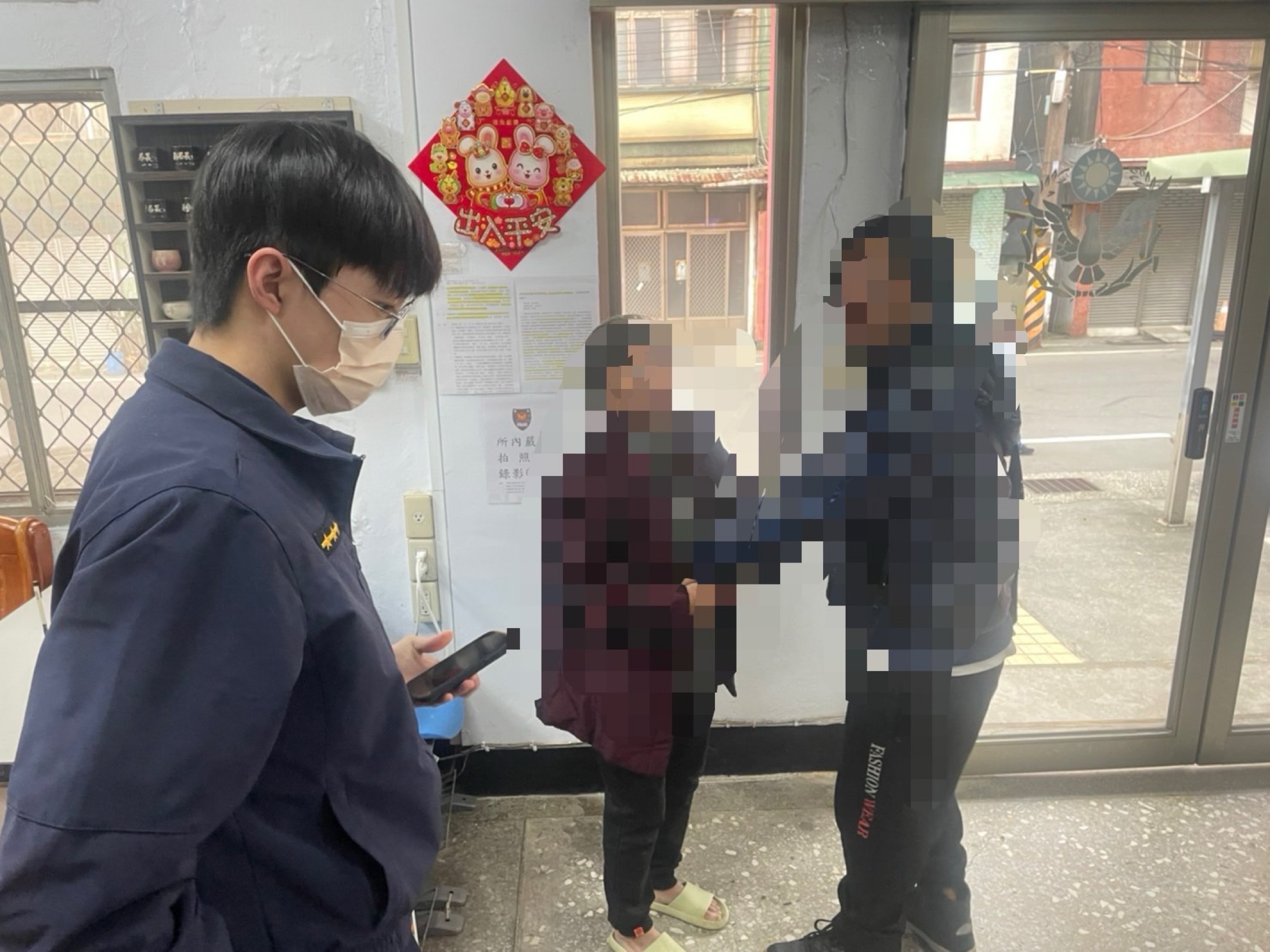 警方聯繫上李男母親順利與李男團圓。(記者薛秀蓮翻攝)