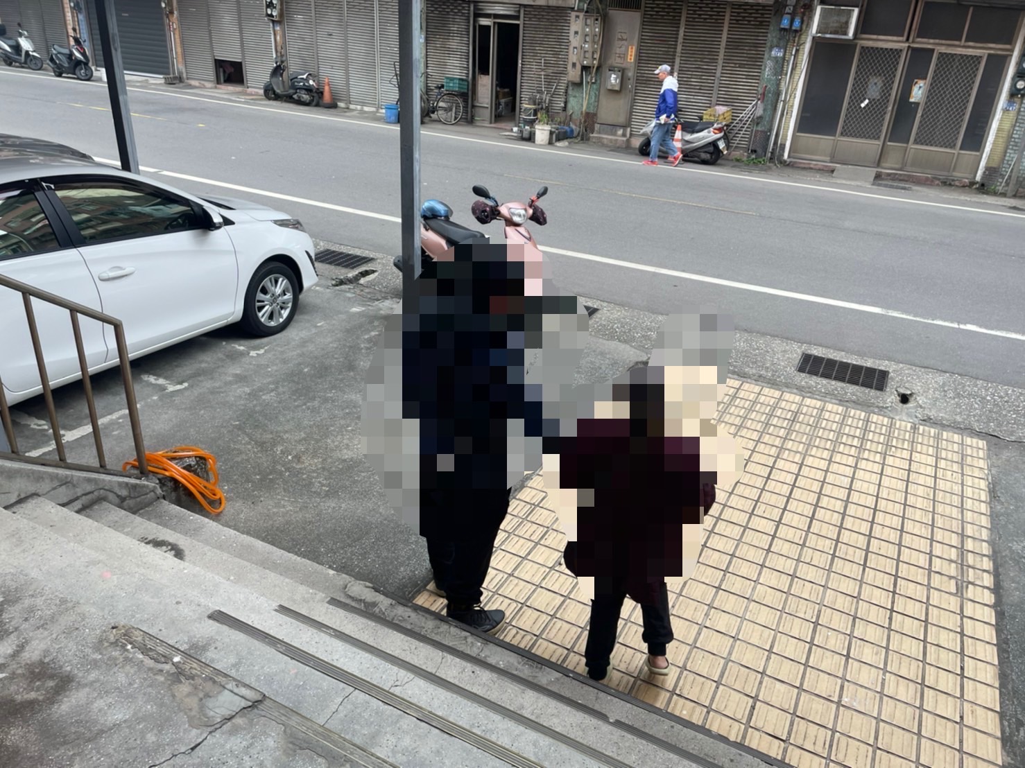李男向警方道謝完後和母親離開派出所。(記者薛秀蓮翻攝)