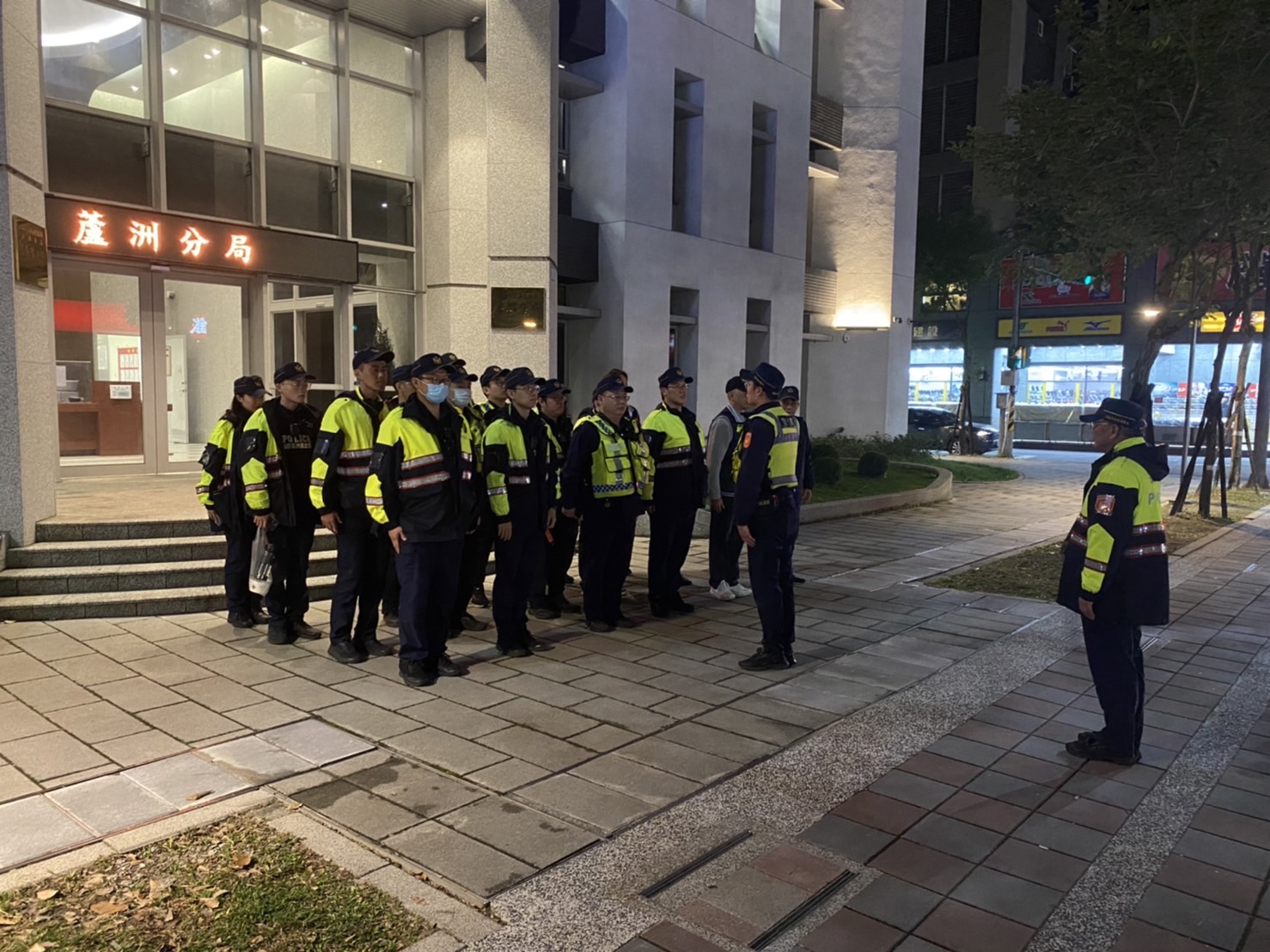 警方勤前教育。(記者宋紹誠翻攝)