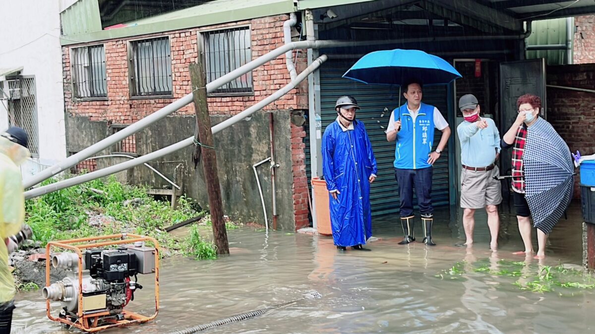 ▲暴雨成災市長視察災情。