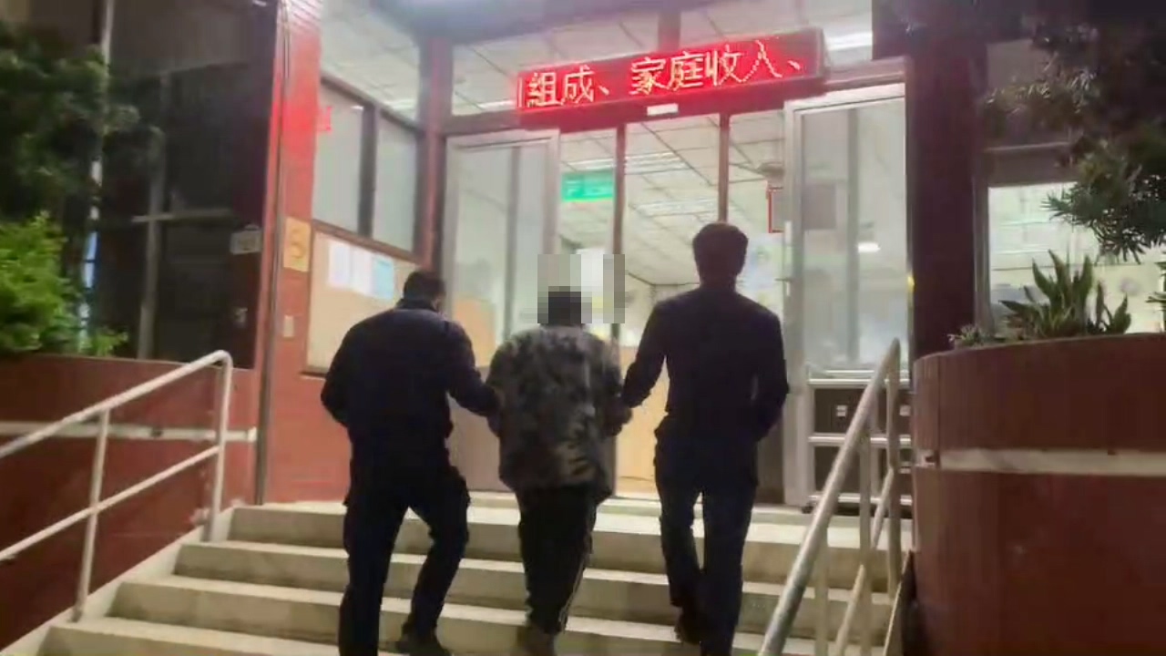 上鎖愛心箱半夜遭竊 店家斥「真沒愛心」 鳳警鎖定查緝速到案 原來帽子上有玄機