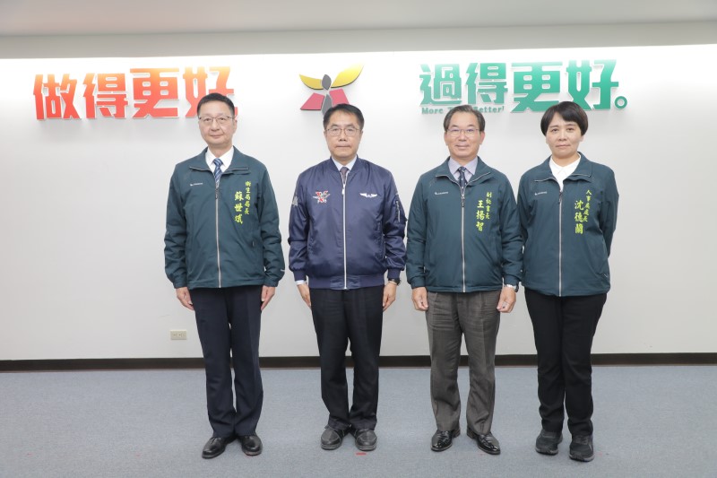 南市府3首長退職 黃偉哲頒贈紀念牌感謝王揚智、蘇世斌及沈德蘭貢獻